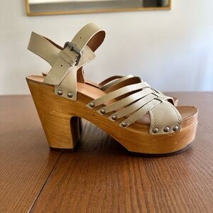 FRYE AND CO. Light Beige Leather Platform Sandals